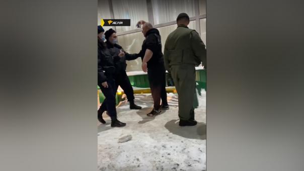 Перевернул кассу: дебошир разгромил супермаркет в Новосибирске. ВИДЕО