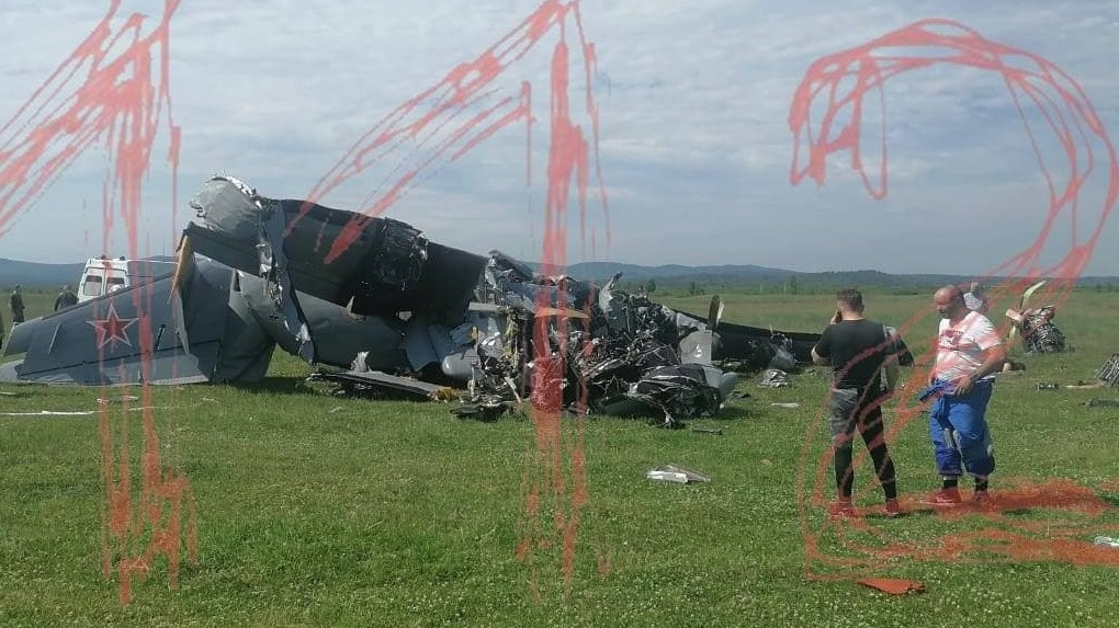 Вещи жертв и груда металла: опубликовано видео крушения самолёта на границе с Новосибирской областью