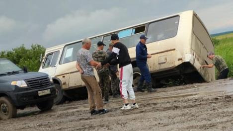 «Нужно дождаться летальных исходов?»: автобус слетел в кювет под Новосибирском из-за плохой дороги