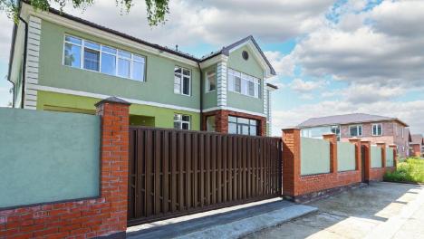 Двухэтажный коттедж с зимним садом продают за 42 млн рублей под Новосибирском