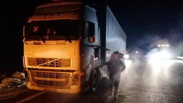 Патрульные спасли на трассе иностранца, у которого сломалась машина
