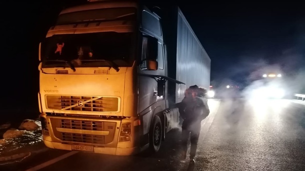 Патрульные спасли на трассе иностранца, у которого сломалась машина