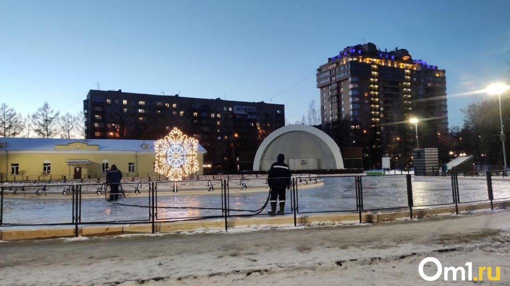 Площадку для городского катка начали заливать в центре Новосибирска. ФОТО