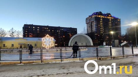 Площадку для городского катка начали заливать в центре Новосибирска. ФОТО