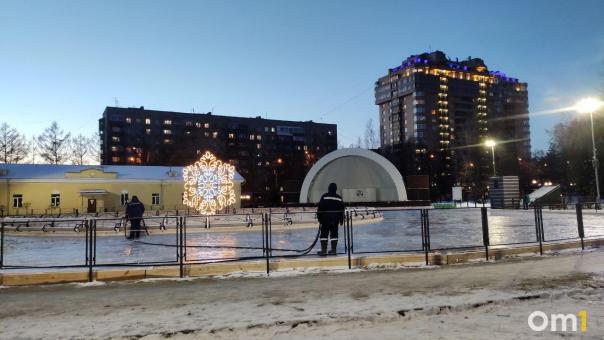 Площадку для городского катка начали заливать в центре Новосибирска. ФОТО