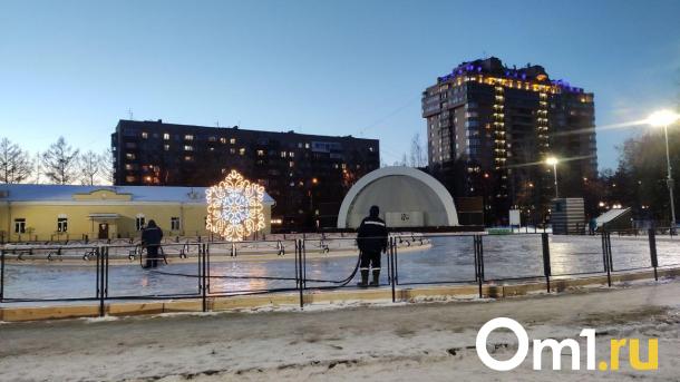Площадку для городского катка начали заливать в центре Новосибирска. ФОТО
