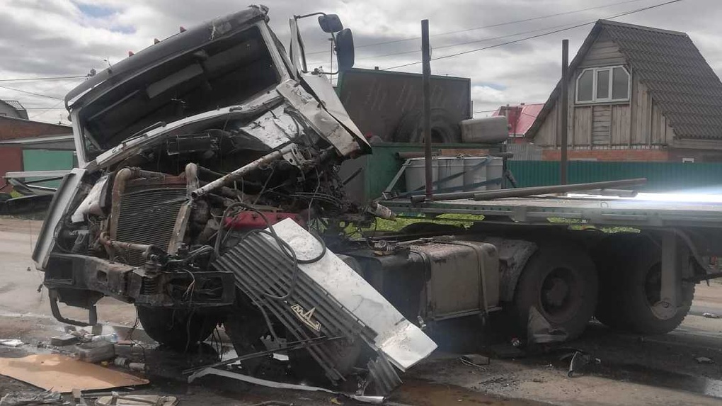 В Омске в столкновении грузовиков зажало водителя