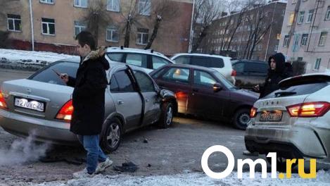 Крупная авария в омских Нефтяниках нарушила работу троллейбусов