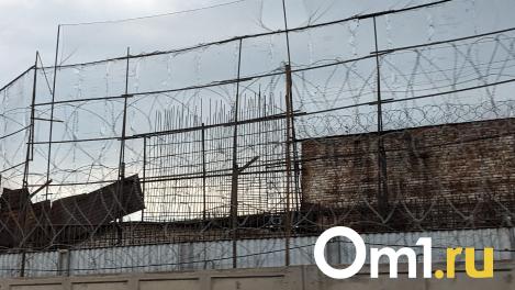 Омич подрался с полицейским, чтобы не отдавать ему продукты
