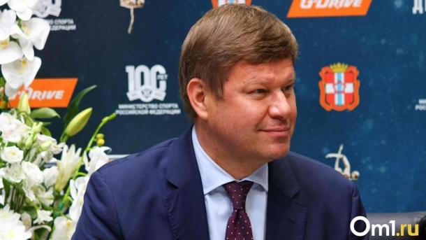 Известный комментатор Дмитрий Губерниев получил тележку в Омском аэропорту