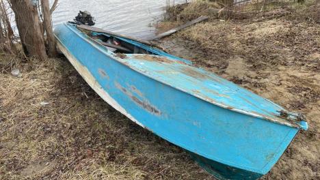 Сильный ветер перевернул лодку с омичами, возвращавшимися с кладбища