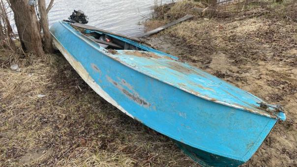 Сильный ветер перевернул лодку с омичами, возвращавшимися с кладбища