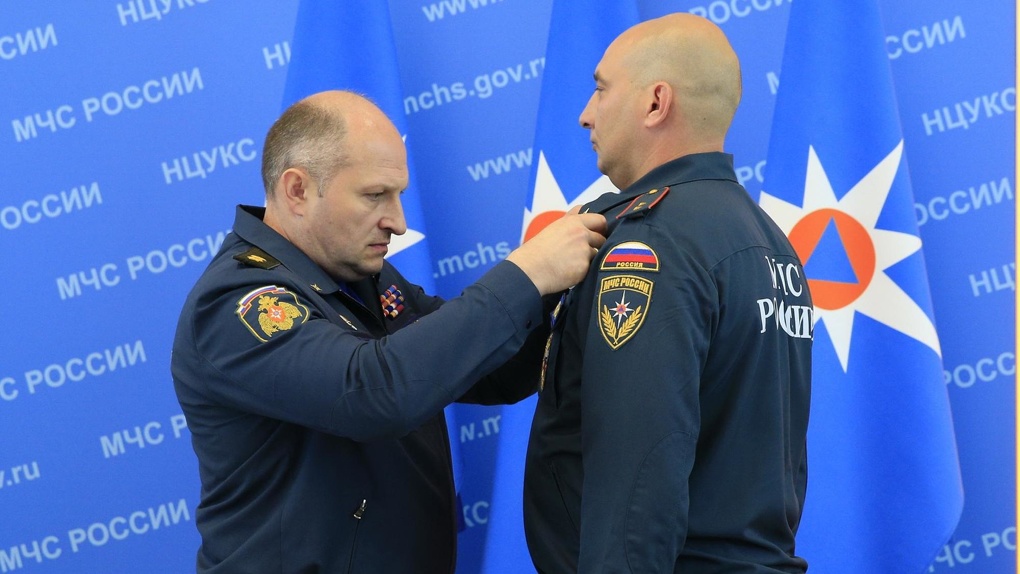 Министр МЧС России наградил медалью спасателя из Новосибирска за тушение взорвавшейся АГЗС