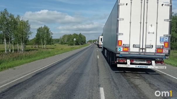 Из Омской области пытались ввезти в Казахстан прицеп с нелегальным плавленым сыром