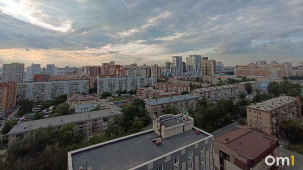 Жители многоэтажки в центре Новосибирска узнали, что проезд к их дому продан