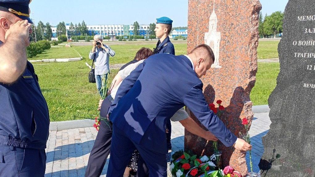 В Омске почтили память десантников, погибших при обрушении казармы