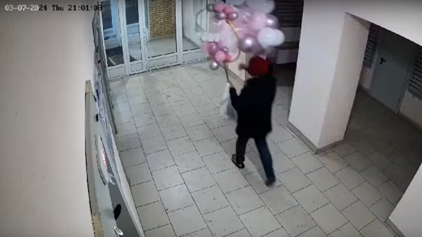 В канун 8 Марта омич украл из подъезда праздничную инсталляцию