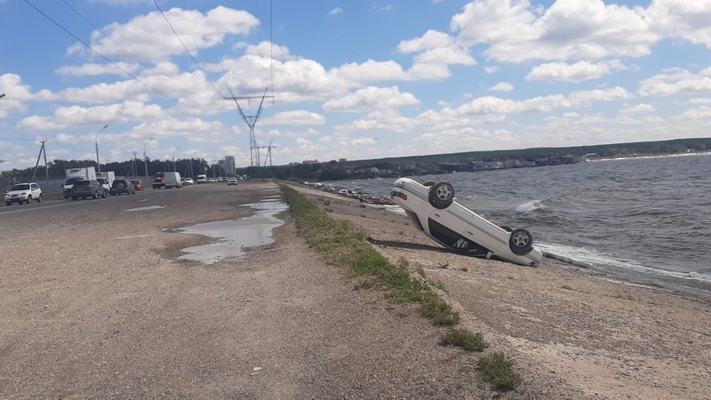 Машина чуть не утонула: седан перевернулся на дамбе ГЭС в Новосибирске. ФОТО
