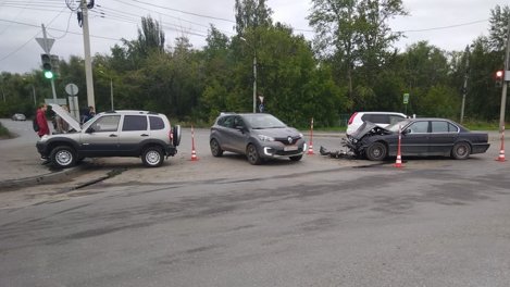В Омске на улице 10 лет Октября «Нива» протаранила BMW – трое в больнице