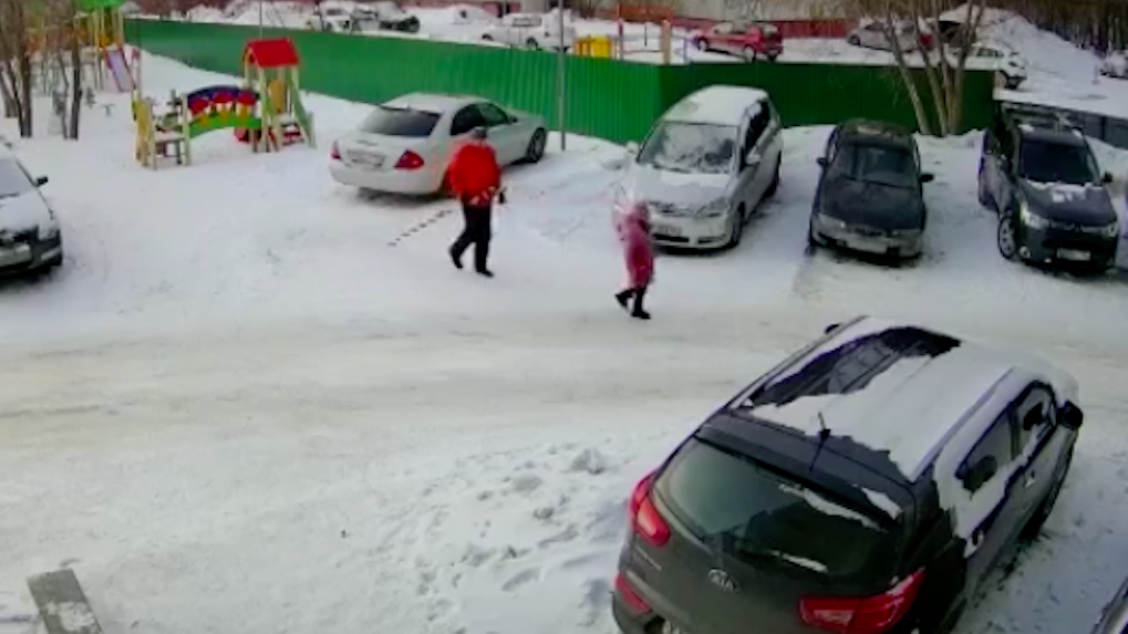 Мужчина с лыжами преследовал новосибирскую школьницу. В сеть попало видео, как его напугали очевидцы