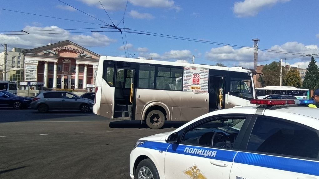 В Омске водитель автобуса № 323 возил пассажиров без прав