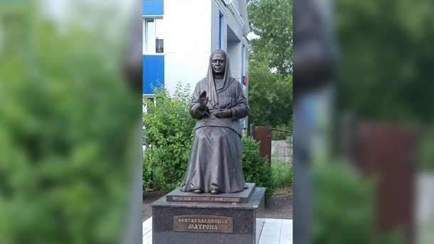 В храме Новосибирска установили памятник Святой Матроны