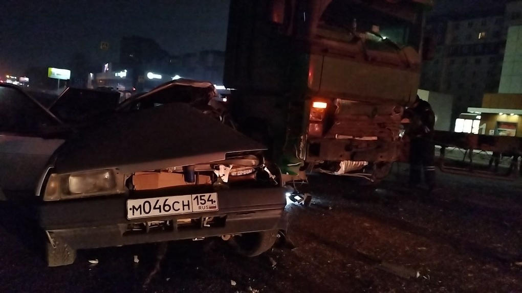 Машина всмятку: двое молодых парней погибли в жёсткой аварии с грузовиком в Новосибирске. ВИДЕО