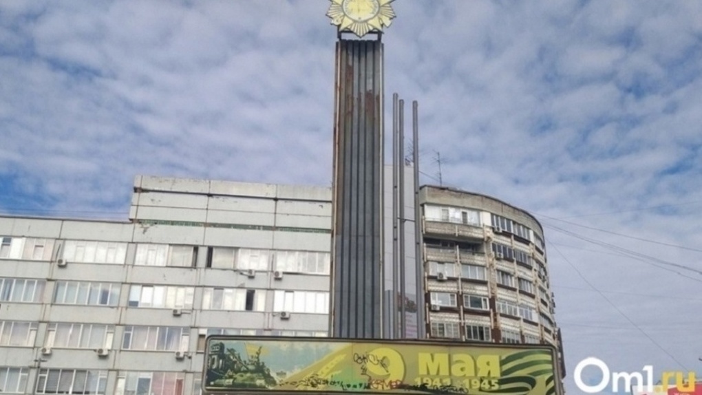 В Новосибирске стелу героям Великой Отечественной войны отремонтировали возле ТРК «Ройял Парк»
