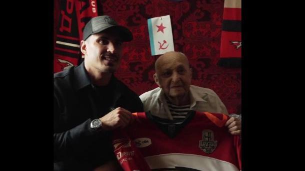 Игрок «Авангарда» побывал в гостях у 101-летнего болельщика. Что он подарил фанату?