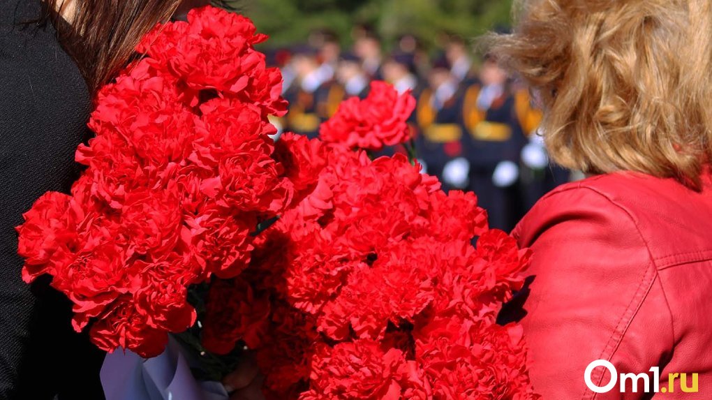 В омском Парке Победы возложили цветы к мемориалам воинской славы