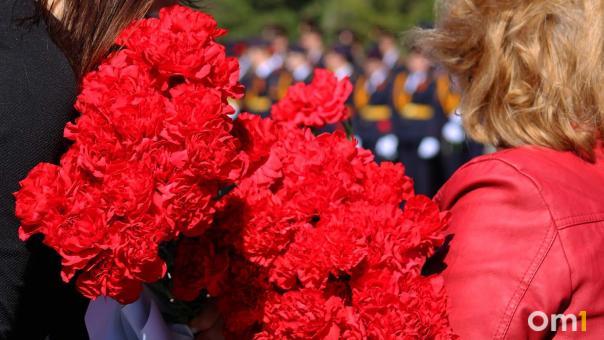 В омском Парке Победы возложили цветы к мемориалам воинской славы