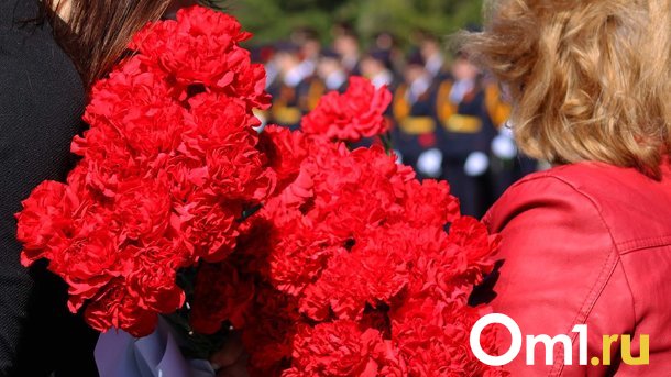 В омском Парке Победы возложили цветы к мемориалам воинской славы