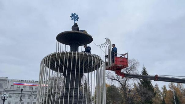 На фонтане в сквере Дзержинского монтируют новогоднюю гирлянду