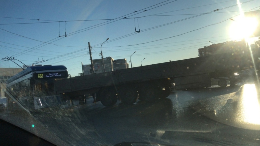 В Новосибирске грузовик столкнулся с новым троллейбусом на Гусинобродском шоссе. ВИДЕО