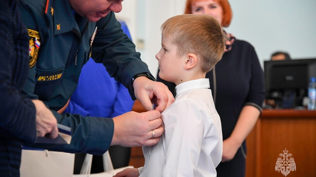 «Моя первая в жизни медаль!»: в Омске за спасённые жизни наградили самого маленького героя региона
