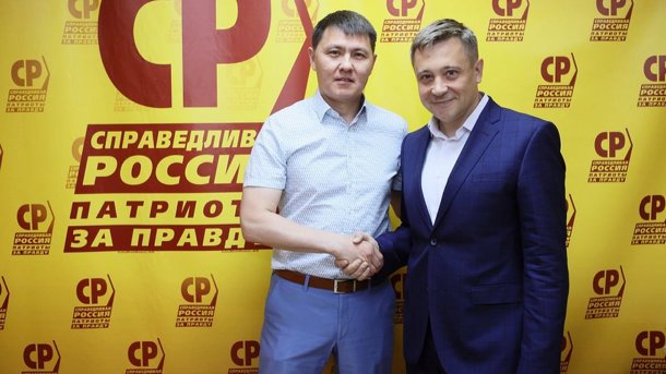 Лидер российских мусульман вручил медаль «За заслуги» омичу Радику Миниханову