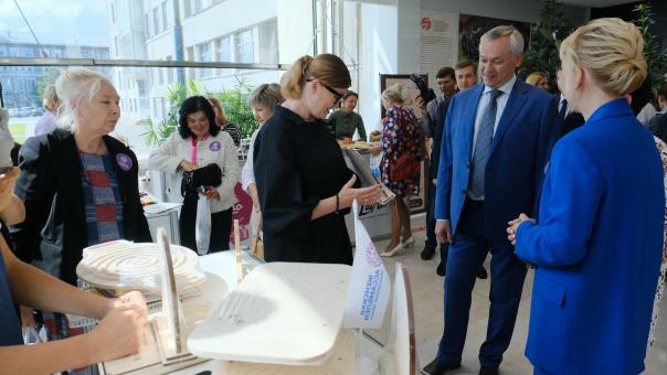 Андрей Травников назвал женские объединения региона мягкой, но мощной силой