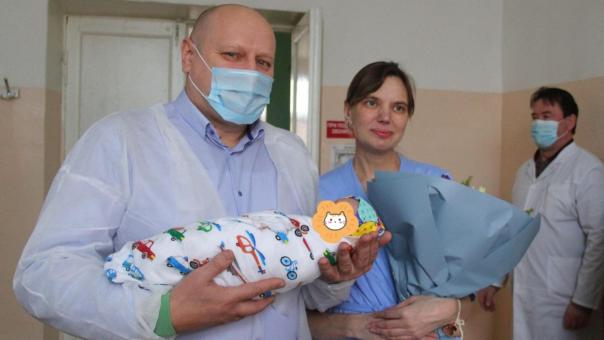 Первым новорождённым омичом в 2024 году стал мальчик Рома