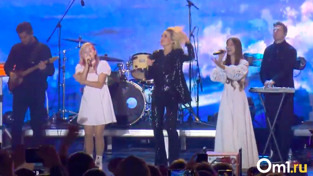 Полина Гагарина исполнила песню с двумя школьницами из Новосибирской области на Михайловской набережной