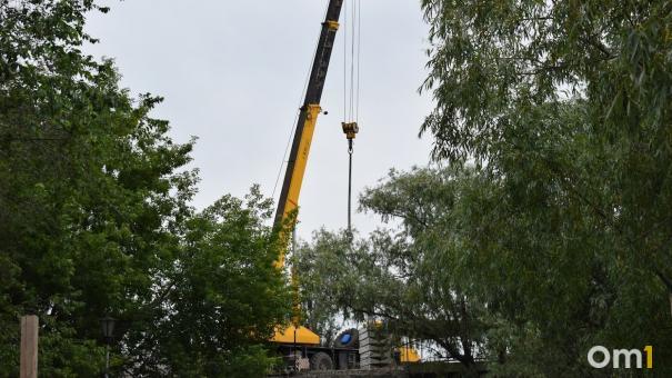 На стройплощадке омича придавило железобетонной плитой