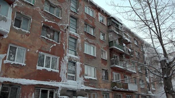В аварийной омской пятиэтажке в Нефтяниках ввели режим ЧС