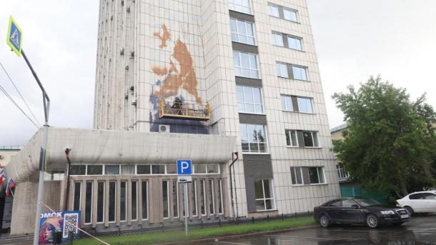 В центре Омска рисуют таинственный мурал