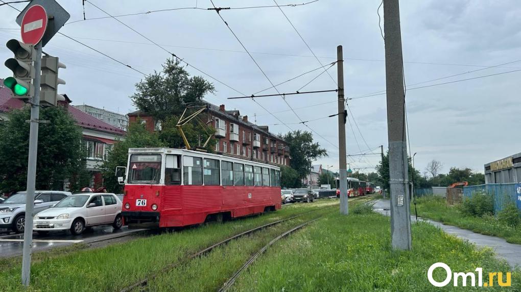 В Омске из-за столкновения машин встали трамваи
