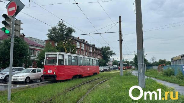 В Омске из-за столкновения машин встали трамваи