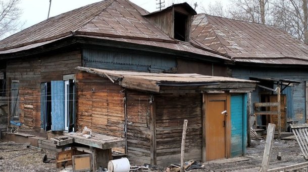 Мэрия предоставила жильё омичке, проживающей в аварийном доме на улице Калюжина