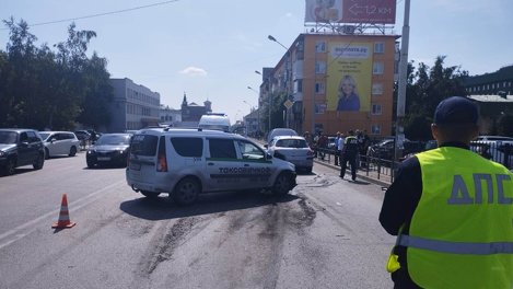 В центре Омска мотоциклист влетел сразу под три машины и умер на месте