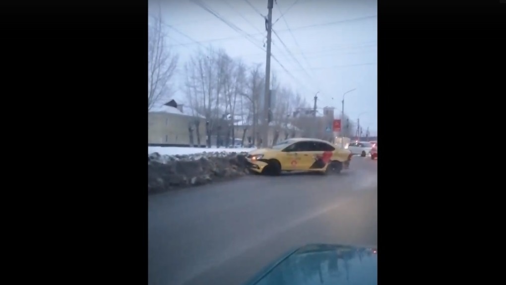 Такси в сугробе, две легковушки на обочине: массовое ДТП в Омске