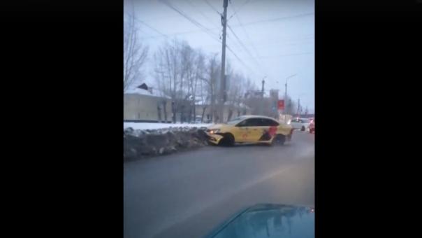 Такси в сугробе, две легковушки на обочине: массовое ДТП в Омске
