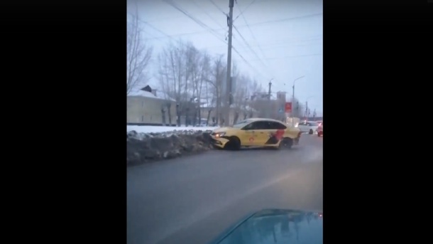 Такси в сугробе, две легковушки на обочине: массовое ДТП в Омске