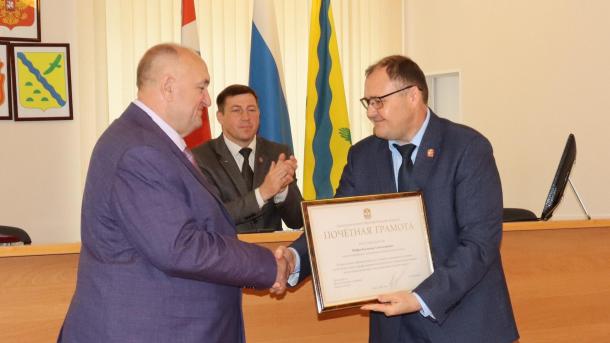 В Нововаршавском районе Омской области глава ушёл в отставку